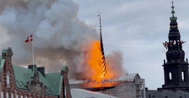 Символ міста: у Данії загорілася найстаріша у світі фондова біржа (фото, відео)