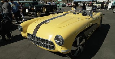 В США скрестили винтажный Chevrolet Corvette 50-х и электромобиль BMW (фото)