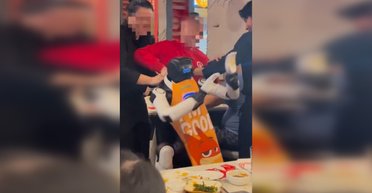 Потрощив посуд та почав танцювати: робот-офіціант у ресторані вийшов з-під контролю (відео)