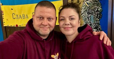 З логотипом ДШВ: Залужний сфотографувався з дружиною у своєму кабінеті (фото)