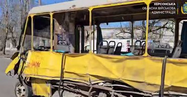 Россияне умышленно атаковали маршрутку в Херсоне: много пострадавших