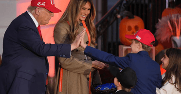 Мальчик с девочкой "подкололи" Меланию и Трампа в Белом доме (видео)