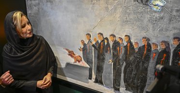 Дочь Каддафи открыла в Москве выставку картин, прославляющую ливийского диктатора (фото)