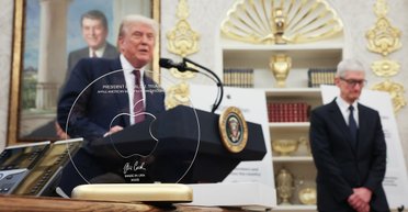 Подарок, или взятка: миллиардер Apple преподнес Трампу золото (видео)