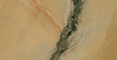 Річка, повна дорогоцінного каміння, і гірський хребет-зебра: як оновилася китайська пустеля (фото)