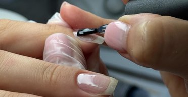 Майстер манікюру пояснила, чому не можна носити покриття більше трьох тижнів