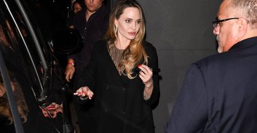 Анджеліна Джолі зʼявилася на публіці в елегантній сукні (фото)