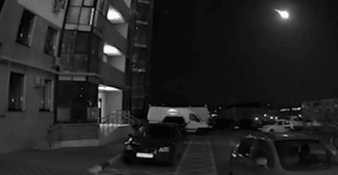 В небе над РФ взорвался метеорит: куда упали обломки (видео)