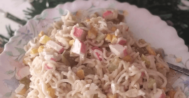 Смак ностальгії: рецепт смачного пісного салату з "Мівіною" та крабовими паличками