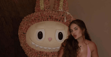 Коштує 250 тисяч гривень: відома українка отримала в подарунок Лабубу й нарвалась на критику (фото)