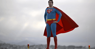 Схожий на Супермена чоловік випадково став супергероєм у костюмі (фото)