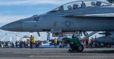 Просто влетел в воду: появилось шокирующее видео авиакатастрофы истребителя Super Hornet