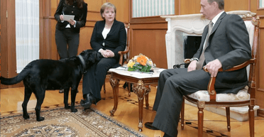 "Никогда бы этого не сделал": Путин извинился перед Меркель за свой давний поступок (видео)