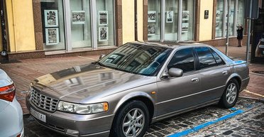 Гость из 90-х: в Украине заметили редкий заряженный седан Cadillac (фото)