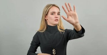 Выгнали в 16 за роман с женатым: почему родители извинились перед дочерью через много лет