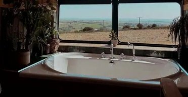 Женщина превратила старый автобус в роскошный дом за копейки (фото)