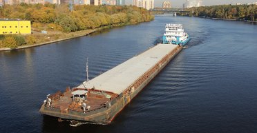 ВС РФ атаковали собственную баржу в Азовском море: что происходит (видео)