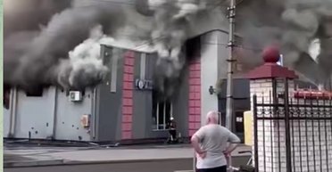 Масштабна пожежа: блискавка вдарила в супермаркет у Львівській області (фото, відео)