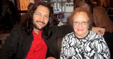 43-річний чоловік одружився з 88-річною жінкою, яку кохав все життя (фото)