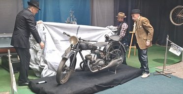 80 лет пролежал в земле: в Украине обнаружили раритетный немецкий мотоцикл (фото, видео)