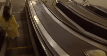 У Києві підліток влаштував небезпечні перегони в метро і ледь не збив пасажирку (відео)