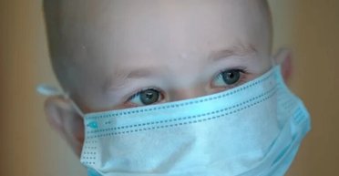 "Был взрыв и пропал свет": мама онкобольного ребенка рассказала, как спасались в "Охматдете" (видео)