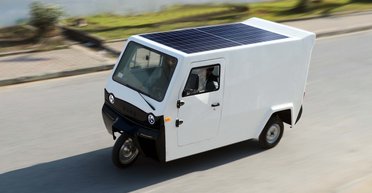 В Африке создали необычный трехколесный электрокар с солнечными батареями за $3800 (видео)