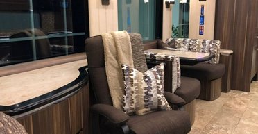 Женщина была шокирована, когда ночью зашла в гостиную: что она там увидела