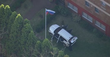 В Сіднеї авто протаранило ворота Генерального консульства РФ (фото)
