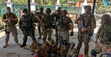 "Закопуємо себе в землю": бійці ГУР розповіли про тренування та "ритуальний похорон" (фото)