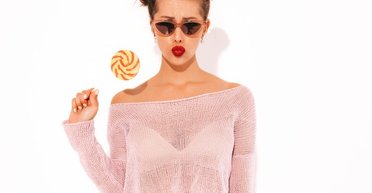 Широкие джинсы и монохромные платья. Главные тренды лета 2021