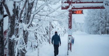 Тысячи людей застряли в популярной среди туристов стране: что произошло (фото)