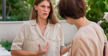 Пожилая женщина вызвала полицию на молодую пару: причиной соседской войны стало барбекю