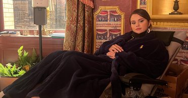 Селена Гомес показала стильне хутряне пальто на зиму (фото)