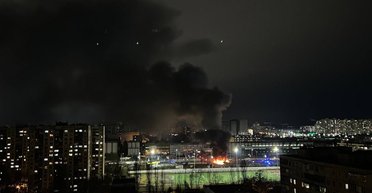 У Києві без тривоги пролунав потужний вибух: в одному з районів міста масштабна пожежа (відео)