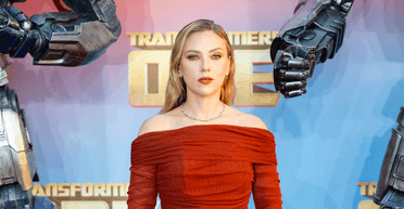 Скарлетт Йоганссон в елегантній сукні відвідала премʼєру свого нового фільму (фото)