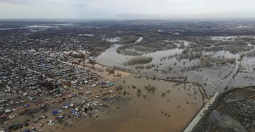 Прорыв дамбы в российском Орске: в городе остановился НПЗ, люди дерутся за продукты (видео)