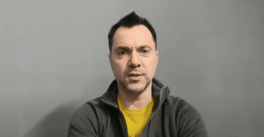 Ползали на коленях и просили: Арестович возмутил сеть высказываниями о расстреле РФ бойцов ВСУ