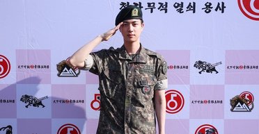 50-летнюю фанатку вызвали на допрос после поцелуя с певцом из K-pop группы BTS