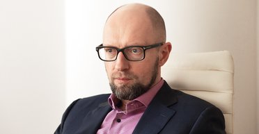 Линии фронта. Арсений Яценюк — о будущих выборах, ограничении полномочий президента и реинтеграции Донбасса