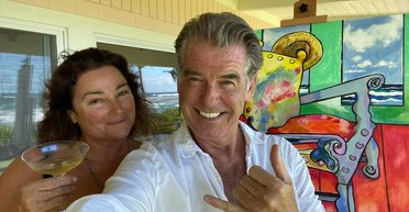 Пирс Броснан был замечен в VIP-зале аэропорта с женой (фото)