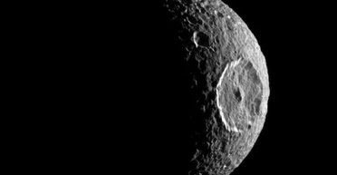 Під льодом найменших супутників Сонячної системи можуть ховатися киплячі океани (фото)