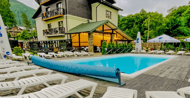 "І я тут живу": до жителів приватної вілли о 6 ранку прийшов несподіваний гість (фото)