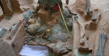 В 1000-летней гробнице в Перу нашли ужасающий хирургический набор (фото)