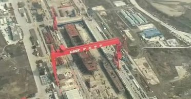 Китай створює найбільший у світі десантний корабель: що відомо про Type 076