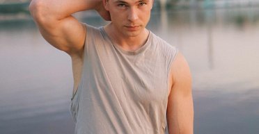 "Меня постепенно парализует": Ведущему шоу "Кто сверху?", Богдану Шелудяку диагностировали тяжелую болезнь