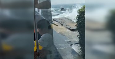 Кошмарный опыт: семья оказалась на крыше небоскреба во время землетрясения в Таиланде (видео)