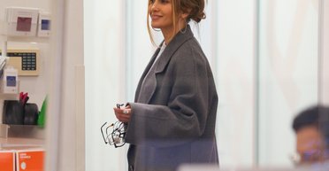 В модных рваных джинсах: Дженнифер Лопес заметили на прогулке с детьми (фото)