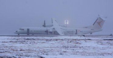 Мрачная тенденция под конец года: самолет загорелся в аэропорту Канады (видео)