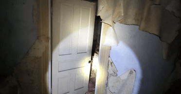 Чоловік знайшов потаємну кімнату, заховану на горищі: що було всередині